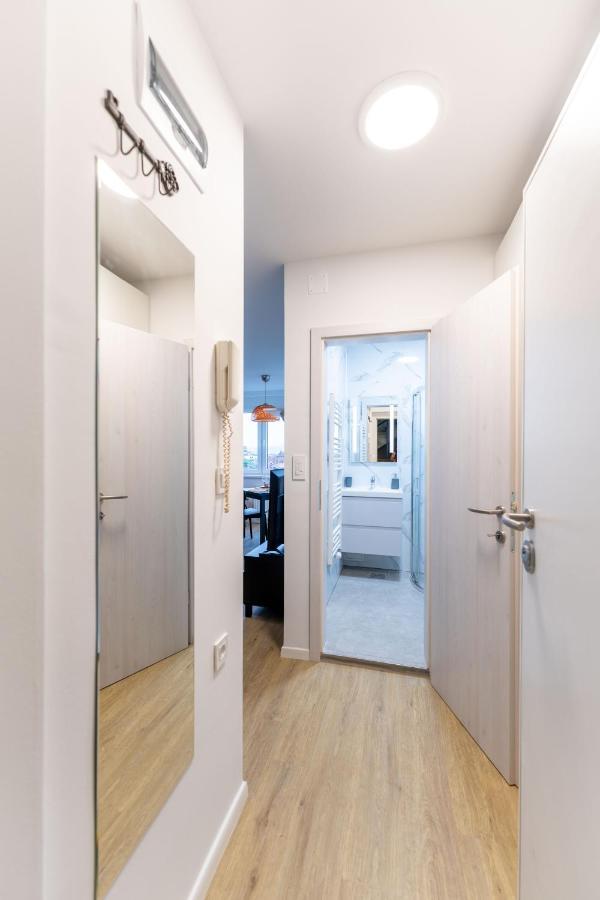 Elegant Tour As Studio Gilly With Open Views And A Balcony In The Center Ljubljana Liubliana Exterior foto