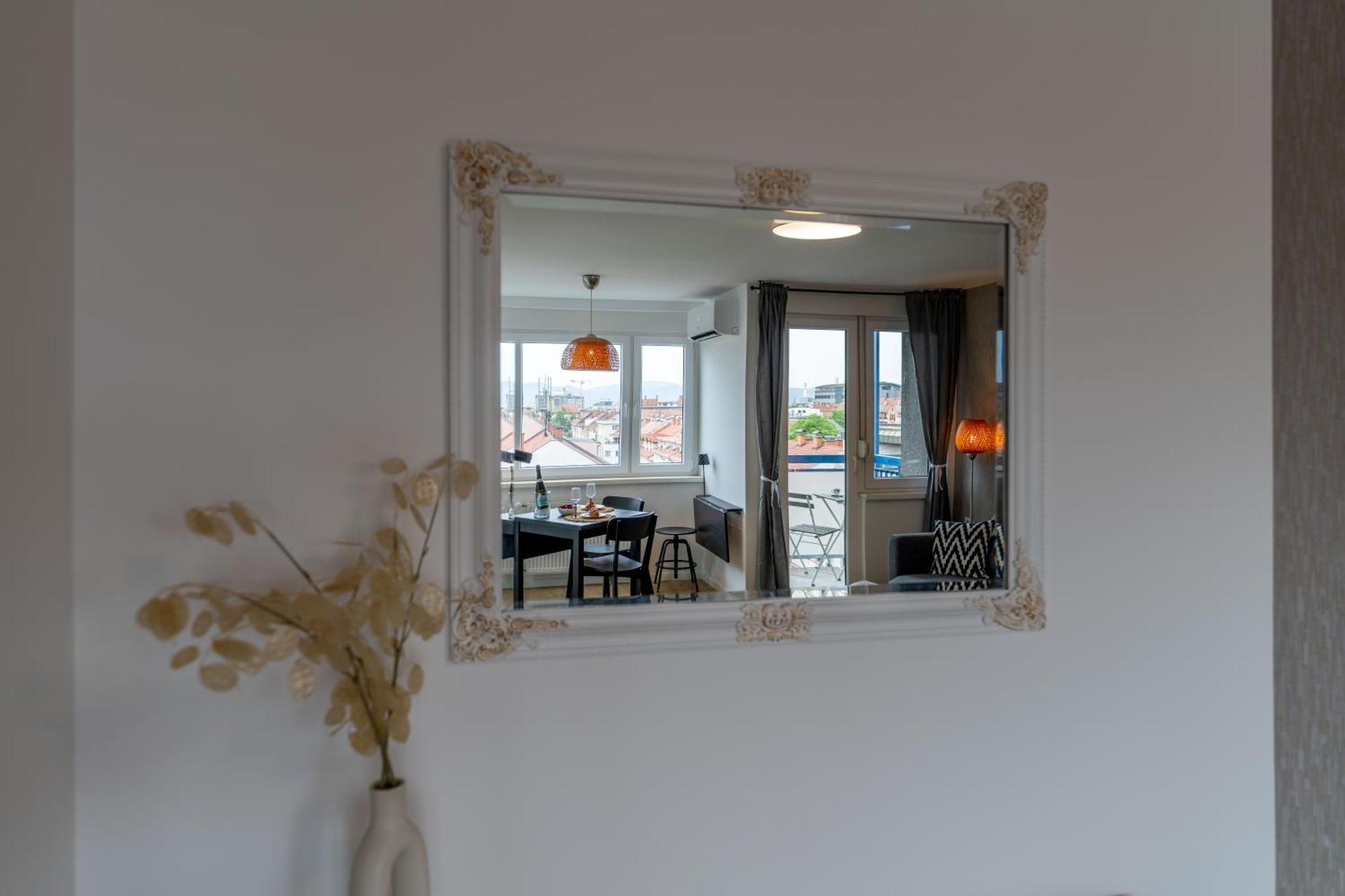 Elegant Tour As Studio Gilly With Open Views And A Balcony In The Center Ljubljana Liubliana Exterior foto